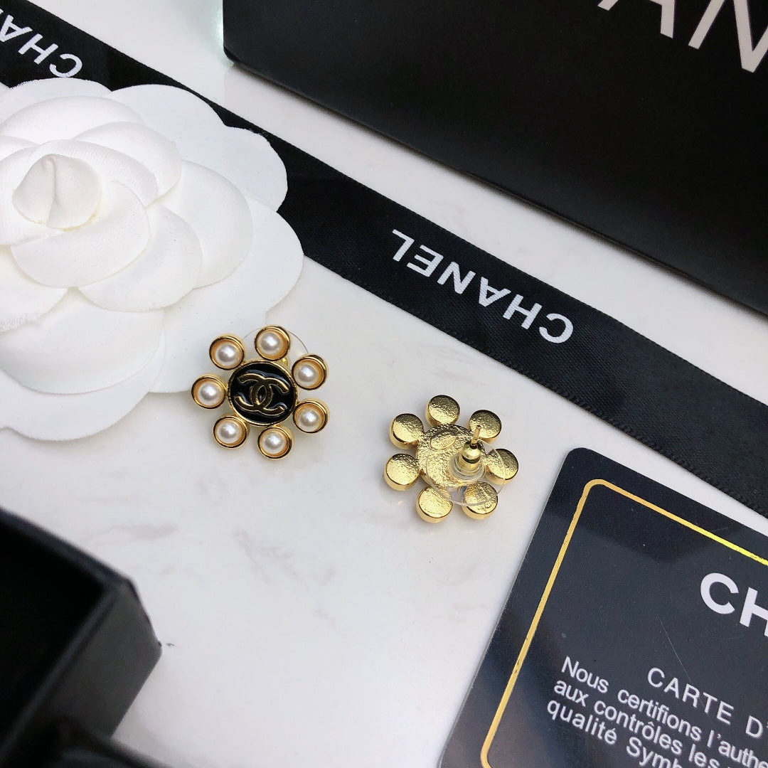 18K Chanel Flower Pearls Earrings