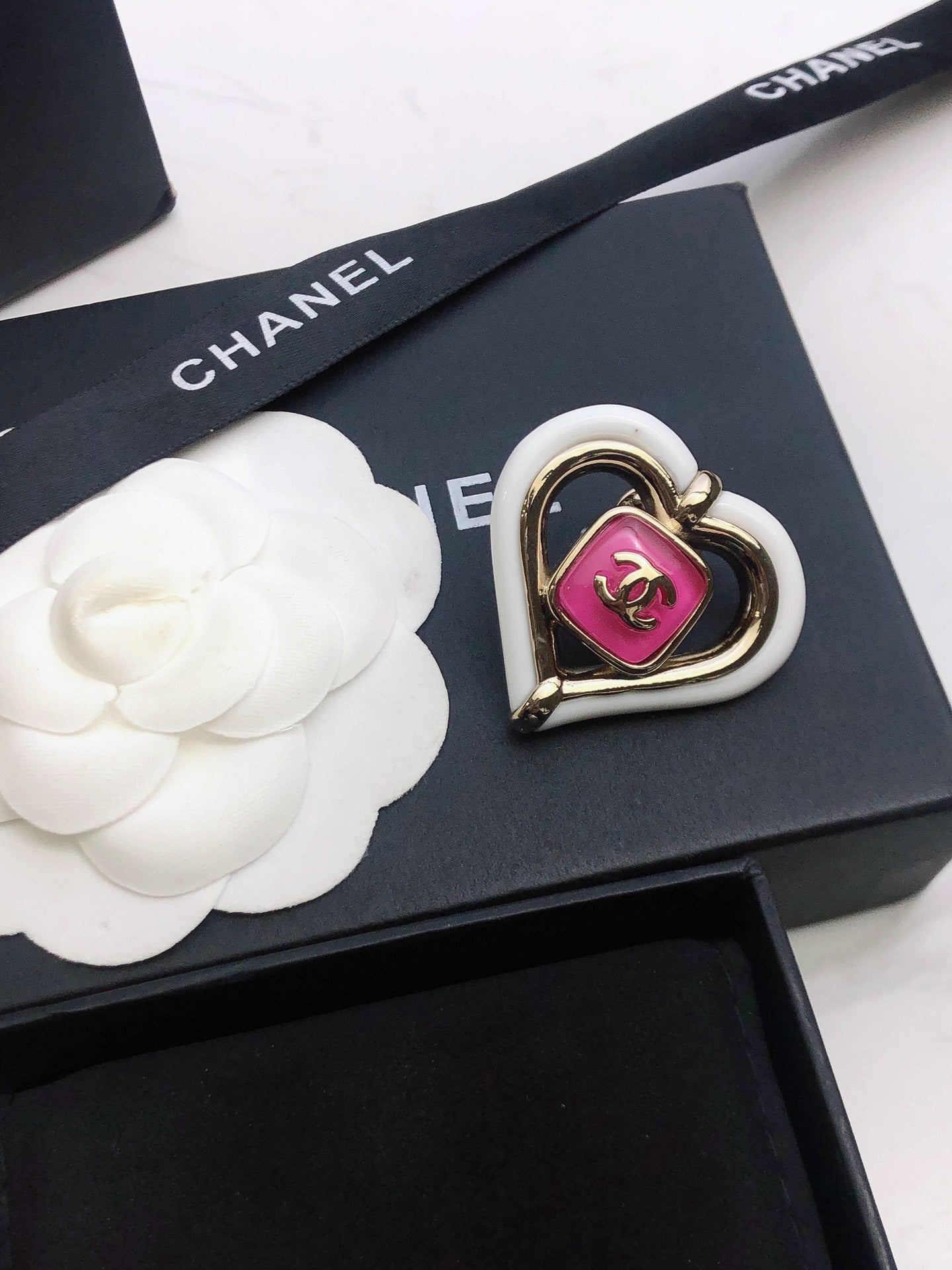 18K Chanel Heart Brooch