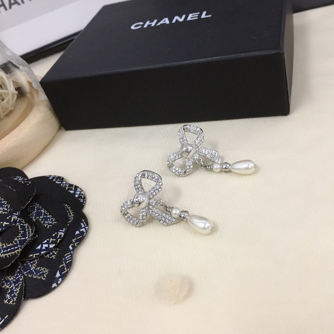 18K Chanel Bow Tie Diamonds Earrings
