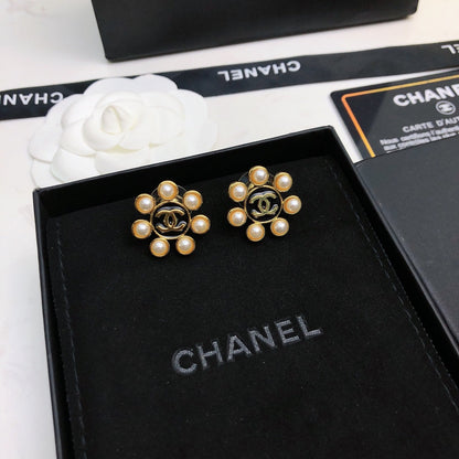 18K  Chanel Flower Pearls Earrings