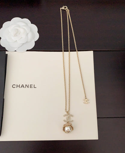18K  Chanel Pearls Flower Necklace